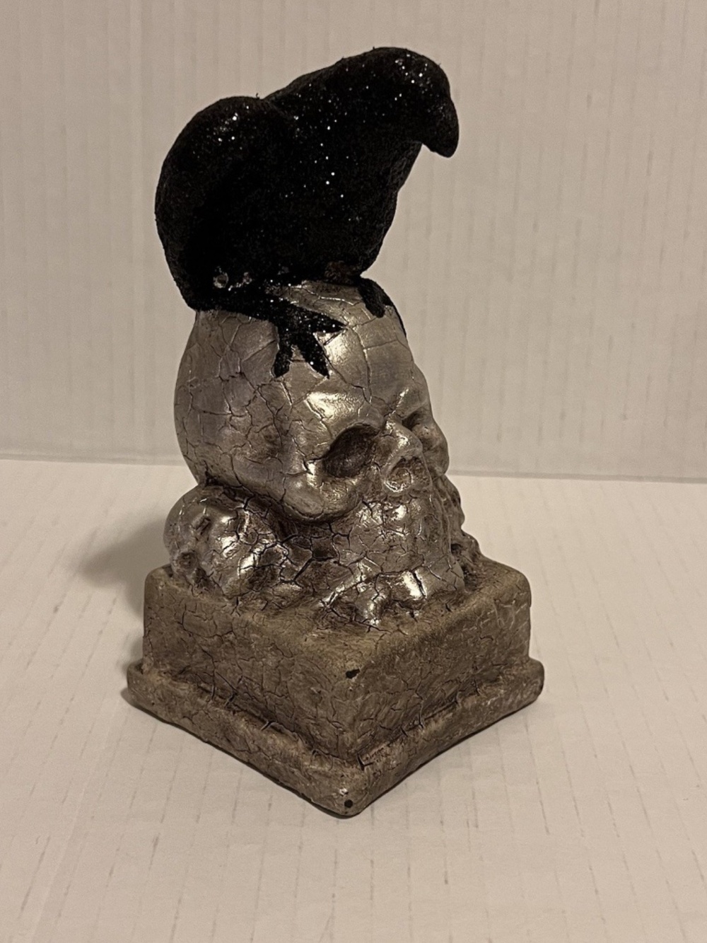 Halloween Skull Crow Paperweight Decoration - Gothic Raven Figurine Spooky Decor